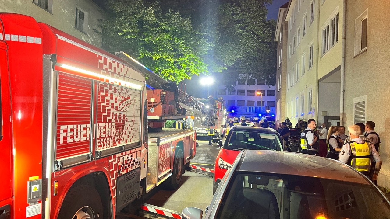 In Essen-Rüttenscheid ist es in der Cäsarstraße zu einer heftigen Explosion in einer Wohnung gekommen, bei der eine Frau ums Leben kam. 