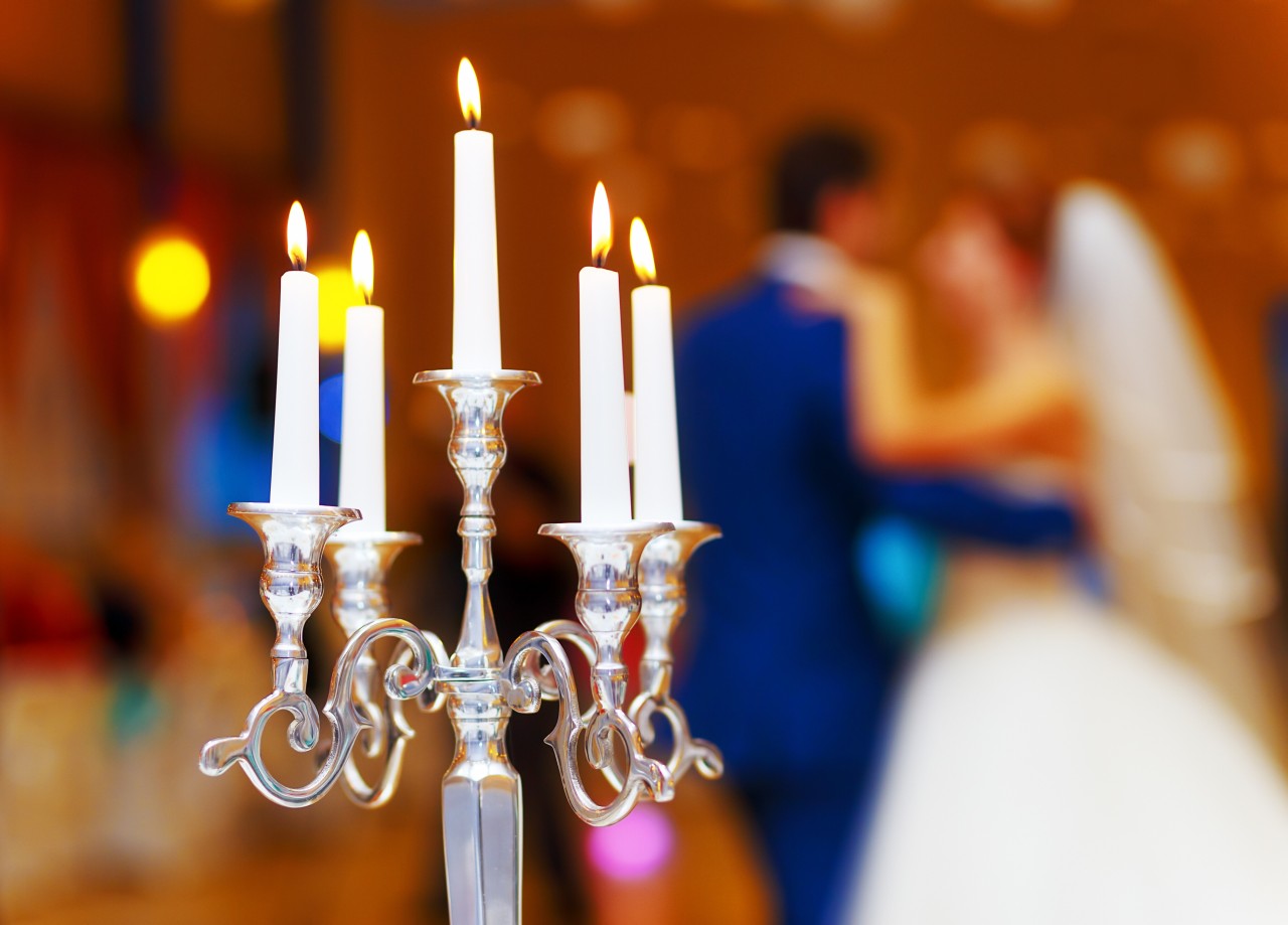 Partygast wird zum Feuerteufel: Auf einer Hochzeit zündelte ein Gast ordentlich rum (Symbolbild)