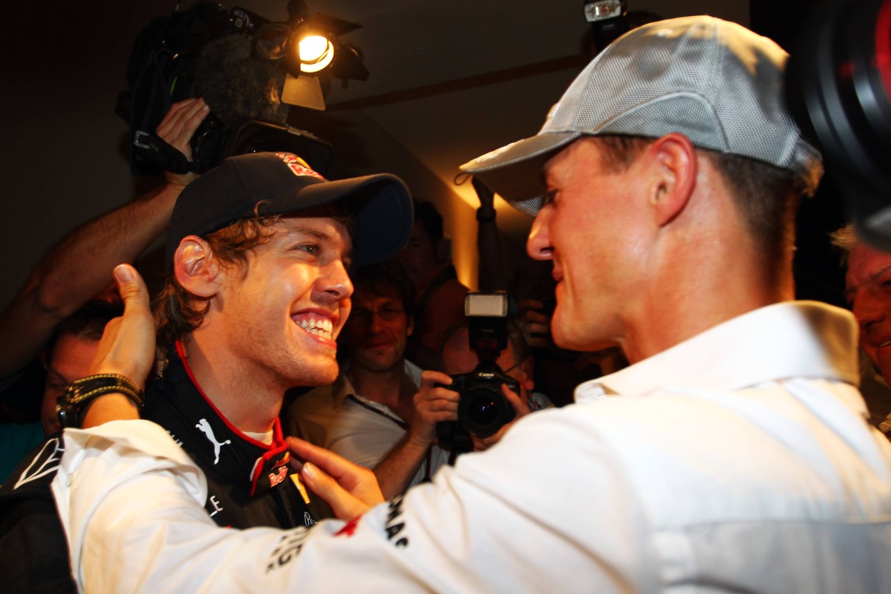 Viele Formel-1-Fans dachten sofort an den magischen Moment, als Michael Schumacher Vettel zum WM-Sieg gratulierte.