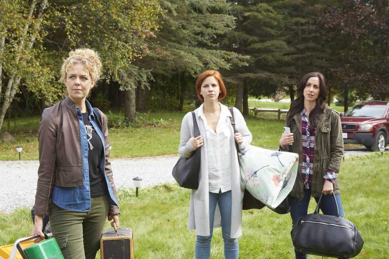 „Workin' Moms“-Star Catherine Reitman (r.) lenkt die Netflix-Zuschauer von der Handlung ab.