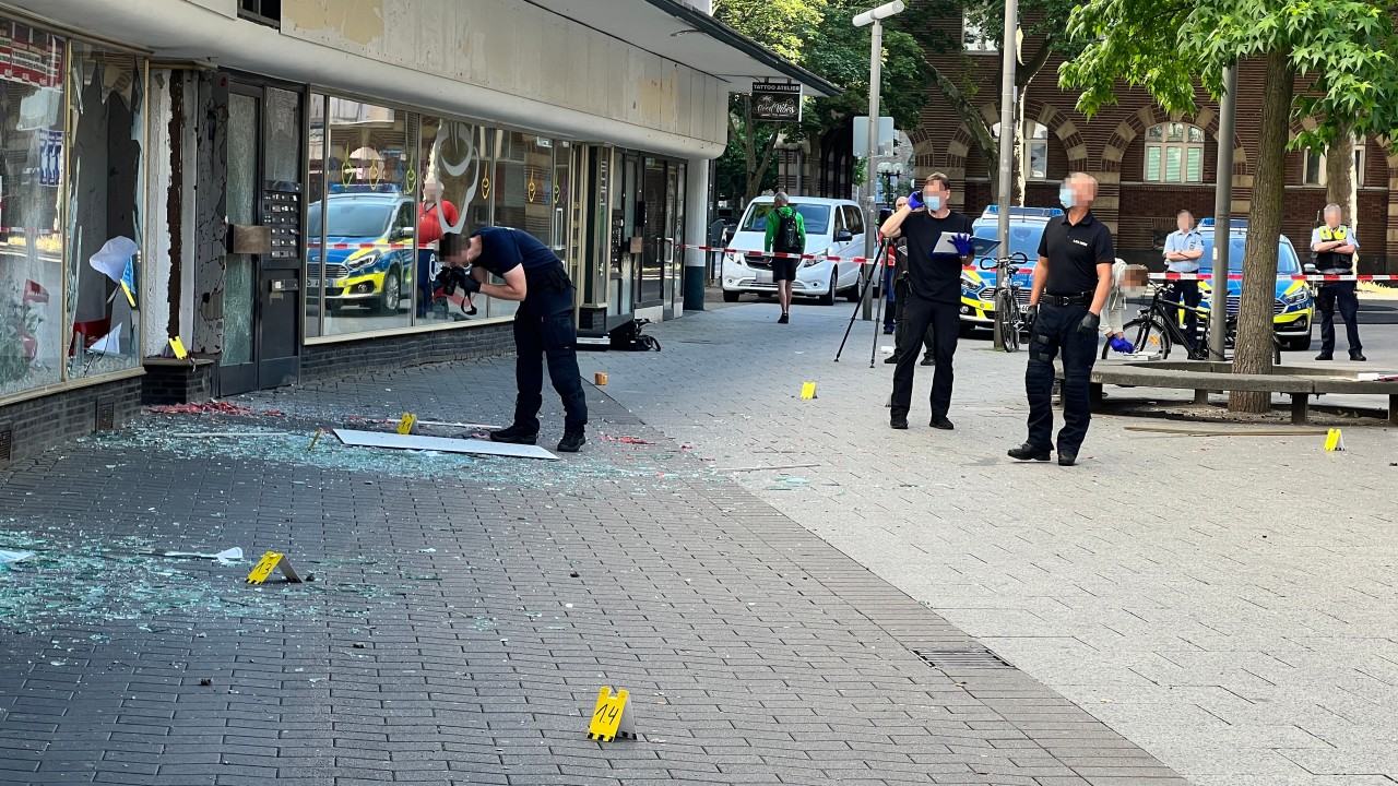 In Oberhausen ist es in der Fußgängerzone zu einer heftigen Explosion gekommen. Das "Linke Zentrum", ein Friseur und ein Reisebüro wurden beschädigt. Wegen des Verdachts auf eine politisch motivierte Straftat hat der Staatsschutz die Ermittlungen übernommen. 