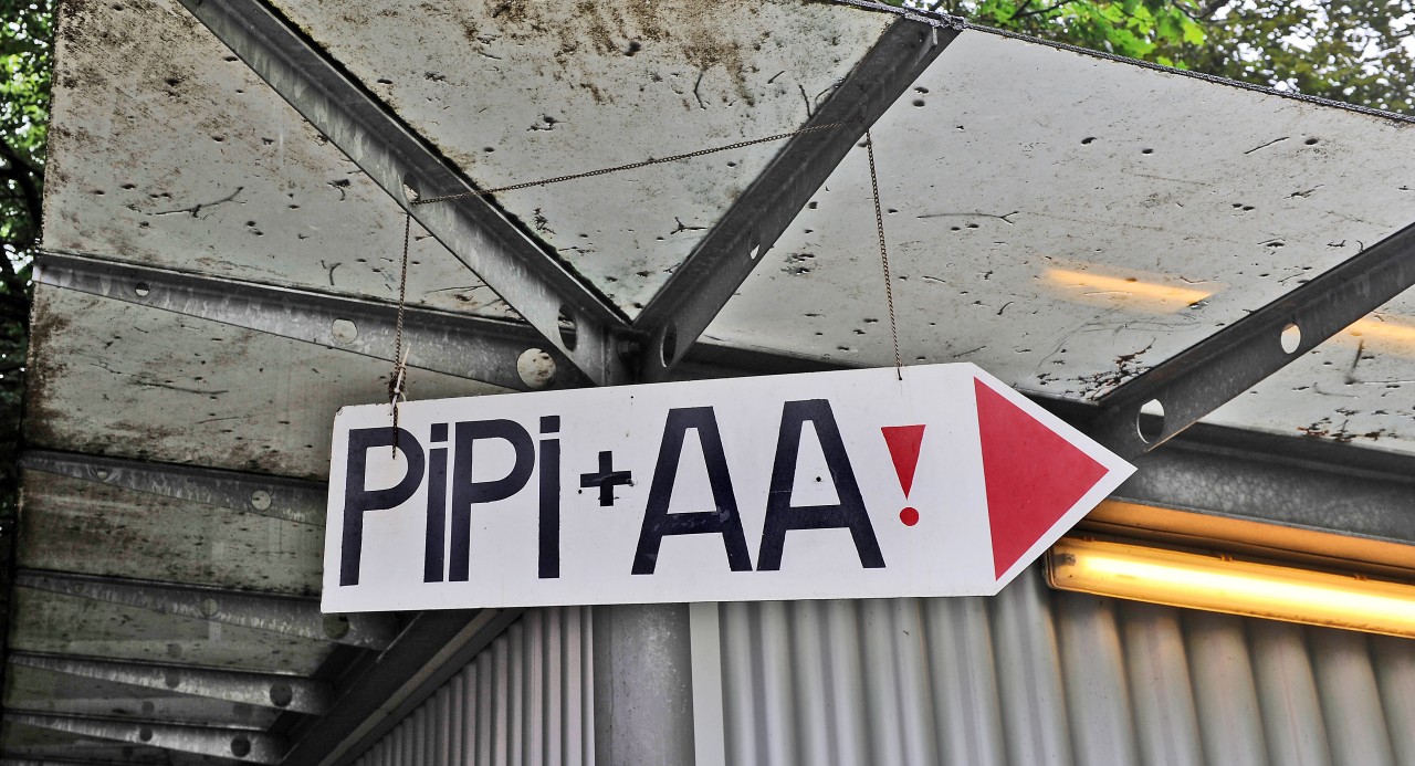 So sah das alte „Pipi+AA“-Schild in der Wurstbude, fotografiert am Freitag, den 13.7.12, im Kaisergarten aus. Bei einem Sturm wurde es zerstört. 