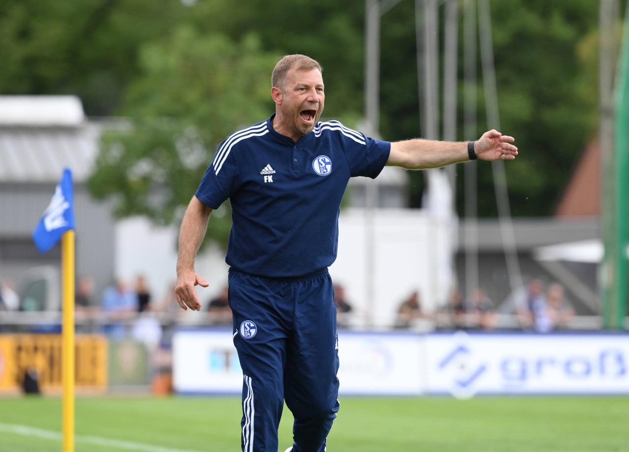 Beim FC Schalke 04 muss Frank Kramer erstmals sehr deutlich werden.