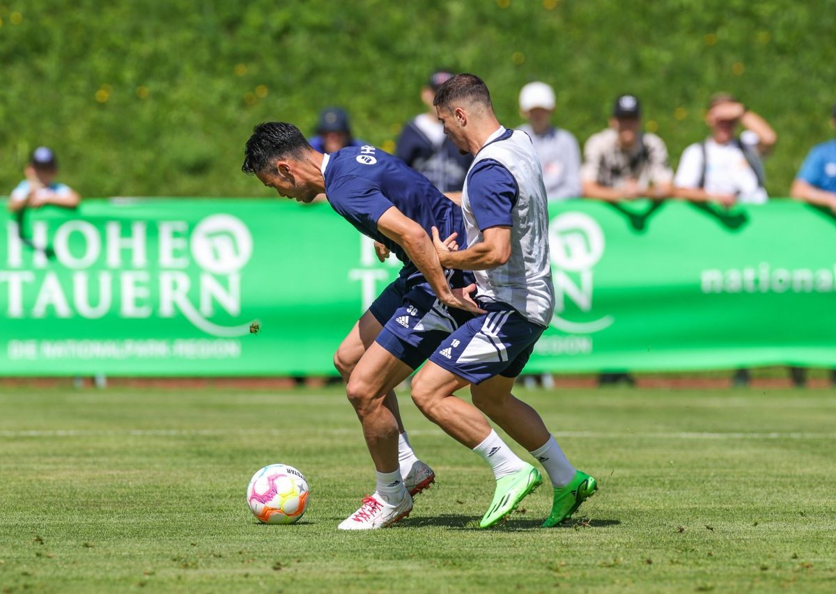 schalke-yoshida.jpg