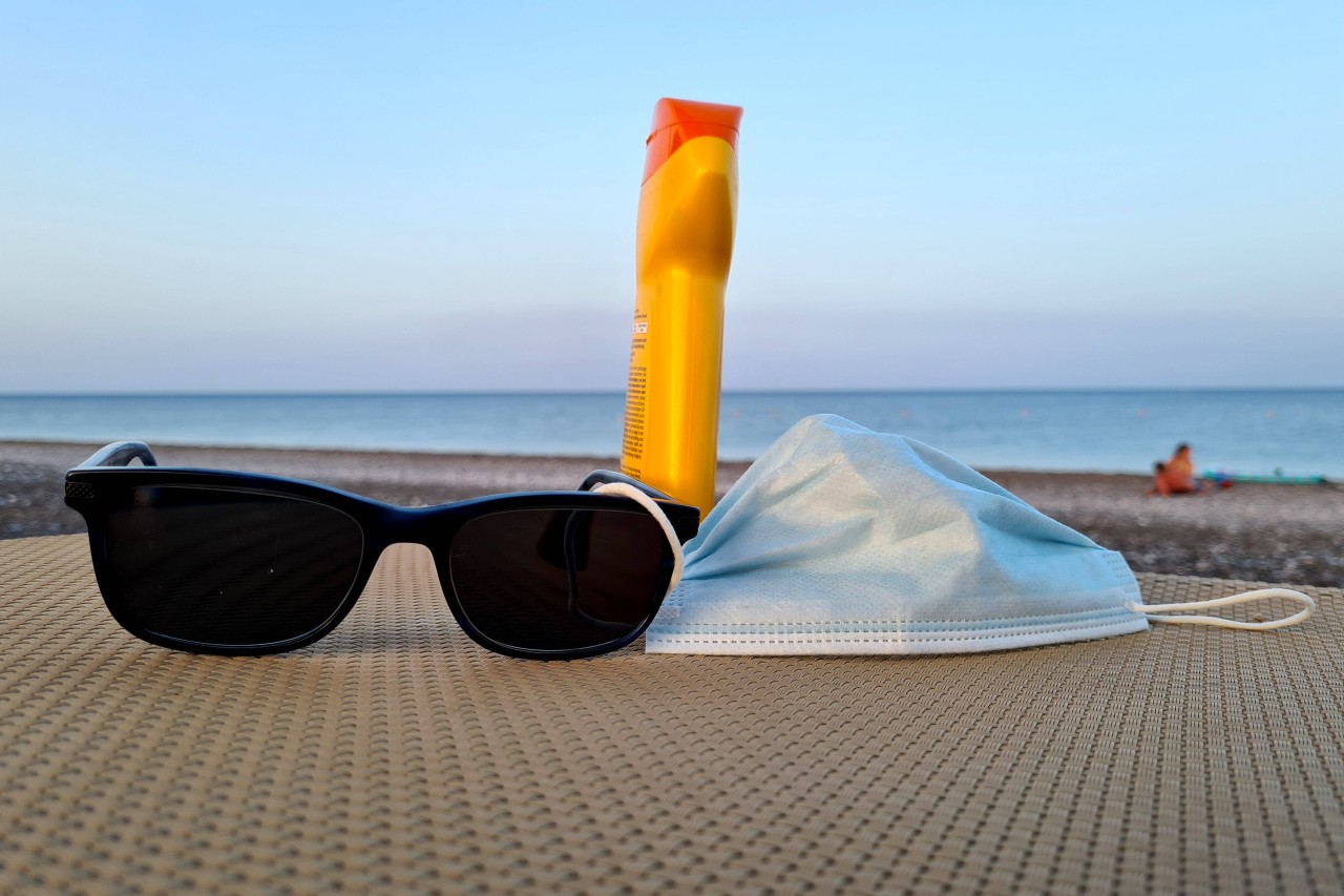 Im Urlaub mit Corona infiziert – was passiert nun? Das werden sich wahrscheinlich einige Reisende in diesem Sommer fragen.