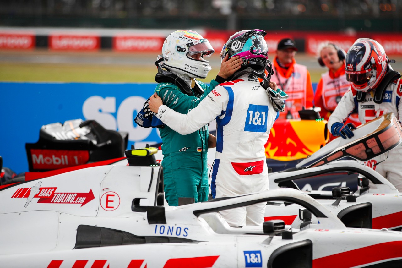 Formel 1: Sebastian Vettel gratuliert Mick Schumacher als erstes.