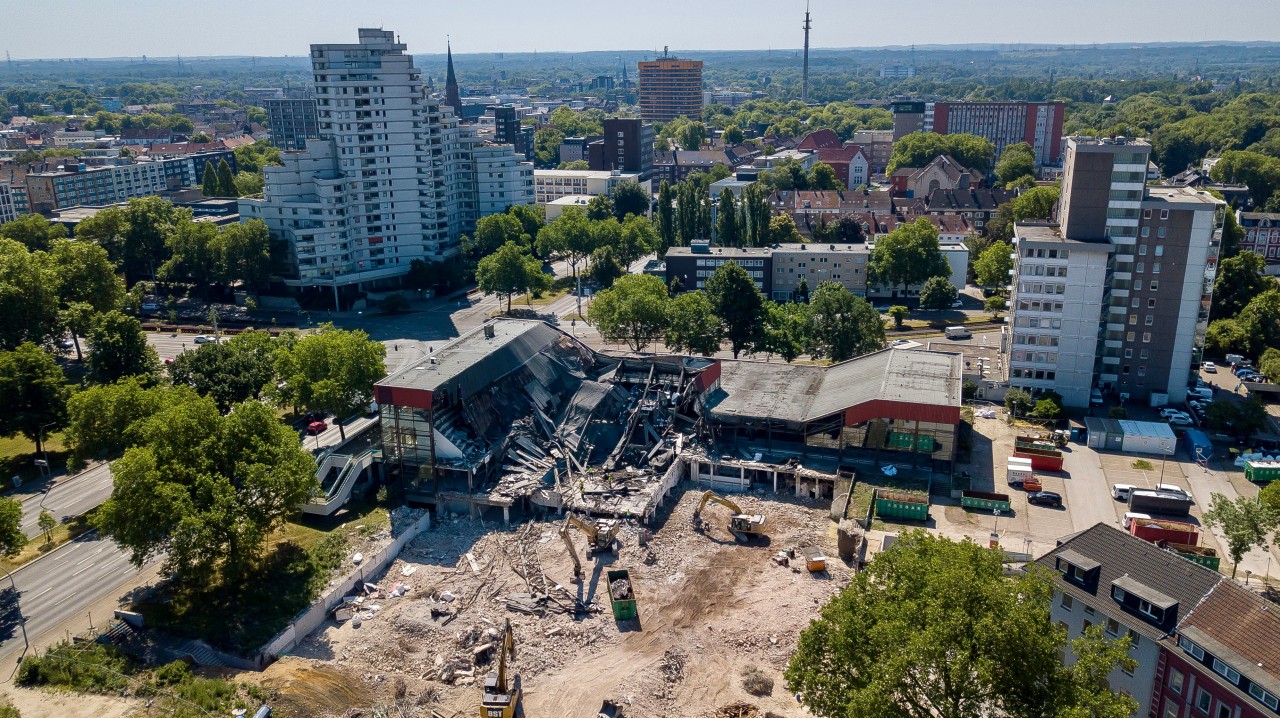 Das ehemalige Zentralbad wurde am Donnerstag, 23. Juni 2022, in Gelsenkirchen abgerissen. 