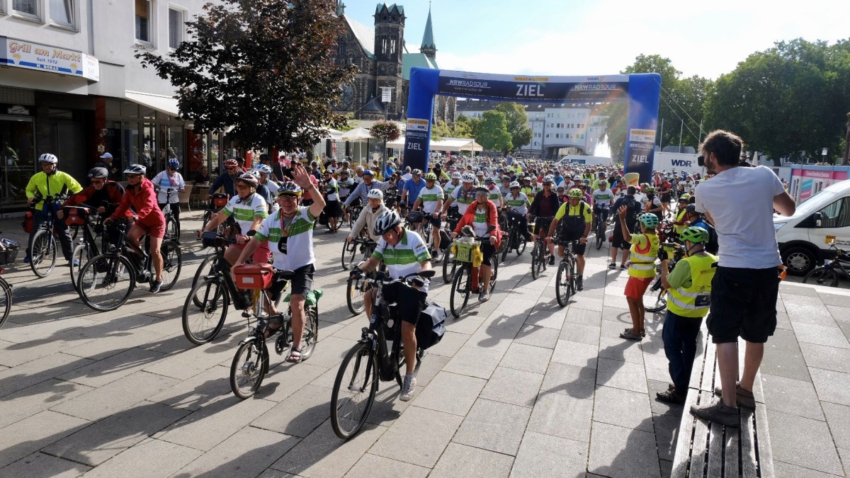 Über 1.000 Radfahrerinnen und -fahrer, vier Etappen, rund 245 Kilometer - das war die NRW-Radtour 2022 im Westen von NRW. Stationen waren Jülich, Mönchengladbach, Geilenkirchen, Stolberg, Aachen und das Dreiländereck.