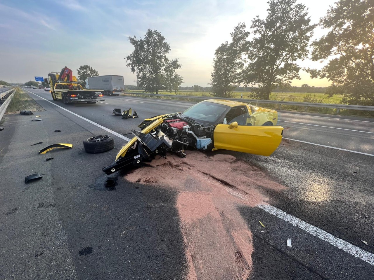 Vom US-Sportwagen ist auf der A1 bei Dortmund nicht mehr viel übrig.