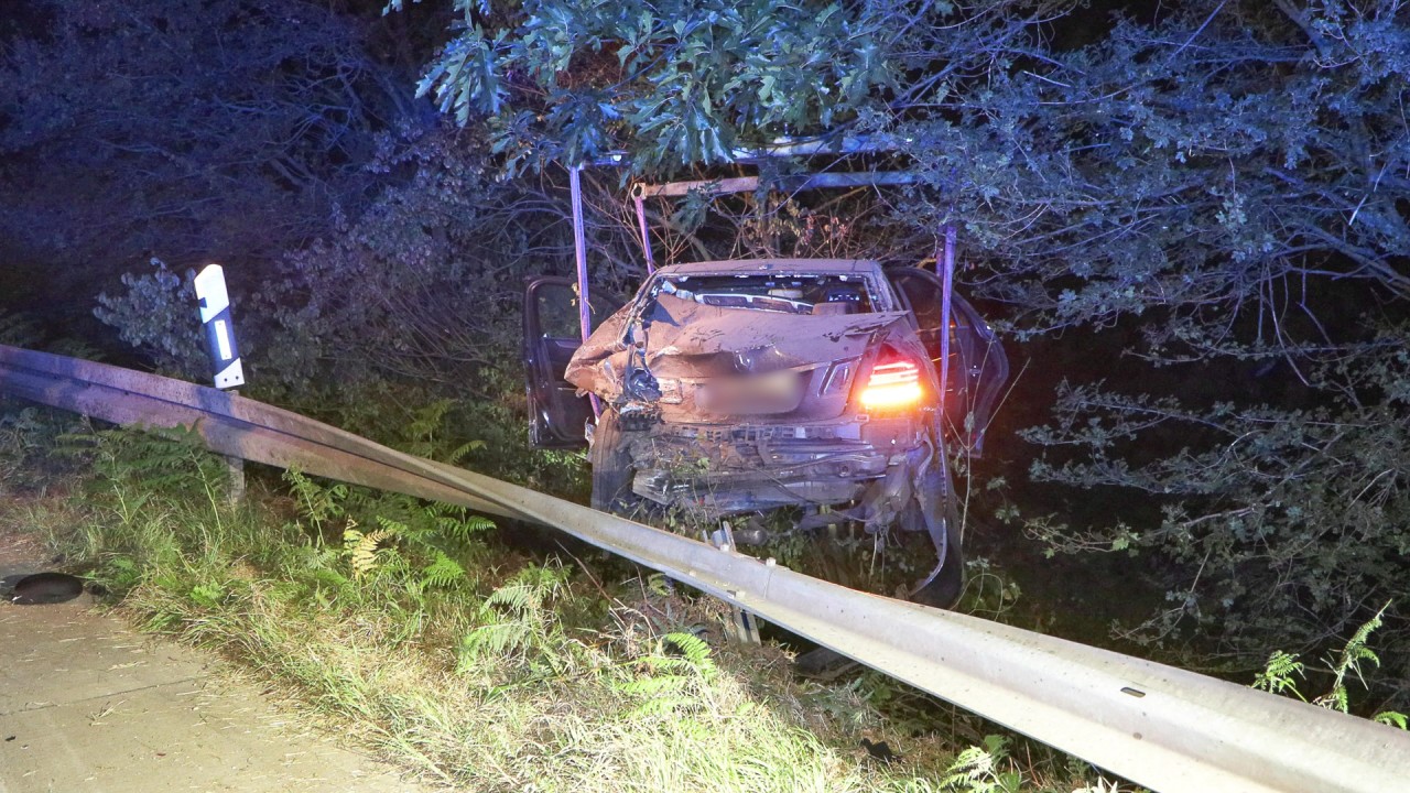 Heftiger Unfall auf der A3: Das Auto, das mehrere Meter tief in eine Böschung geschleudert wurde. Fünf Personen wurden bei der Kollision verletzt.