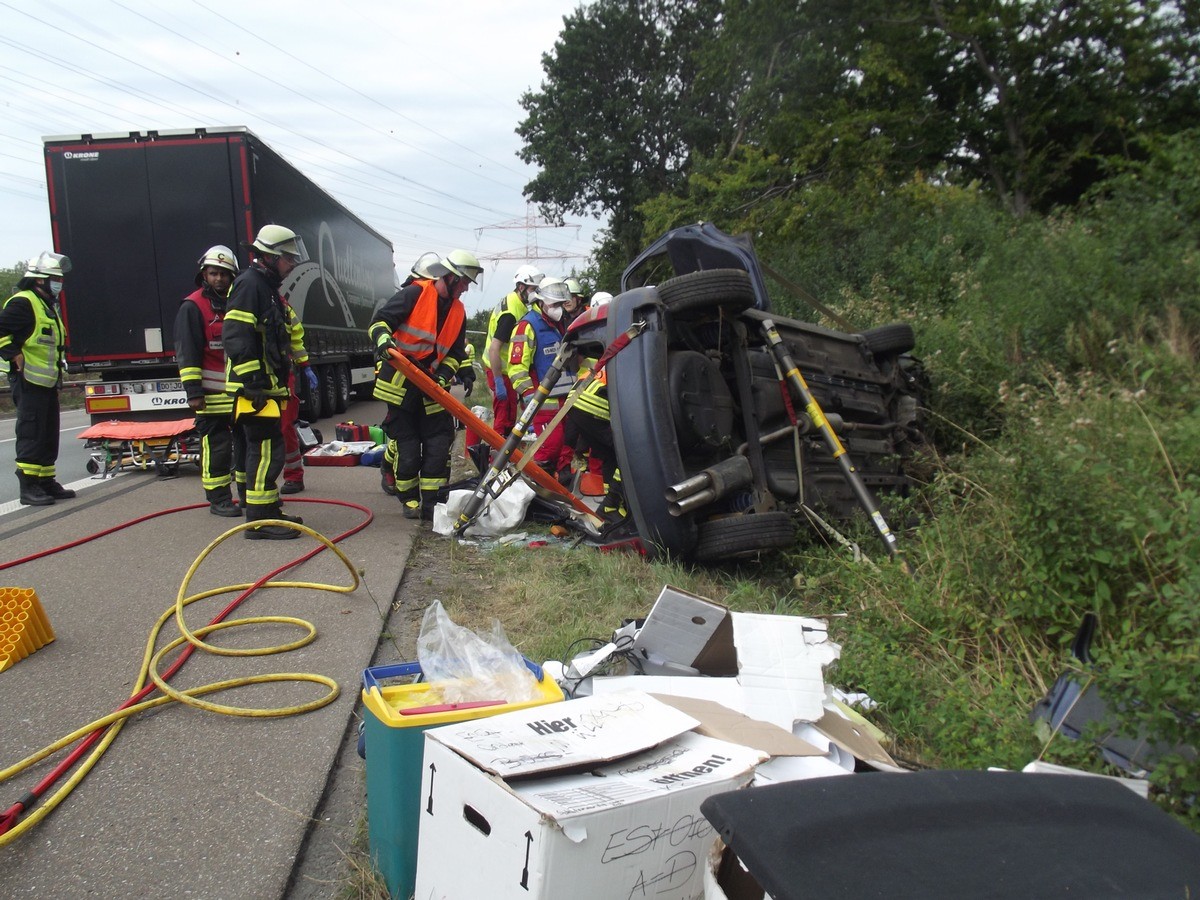 A45 bei Dortmund: Einsatzkräfte befreien den schwer verletzten Fahrer aus dem Wrack. A45 bei Dortmund: Einsatzkräfte befreien den schwer verletzten Fahrer aus dem Wrack.