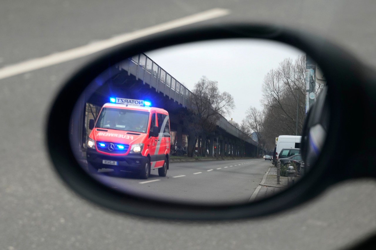 A57 in NRW: Rettungskräfte brachten das Unfallopfer ins Krankenhaus. (Symbolbild)