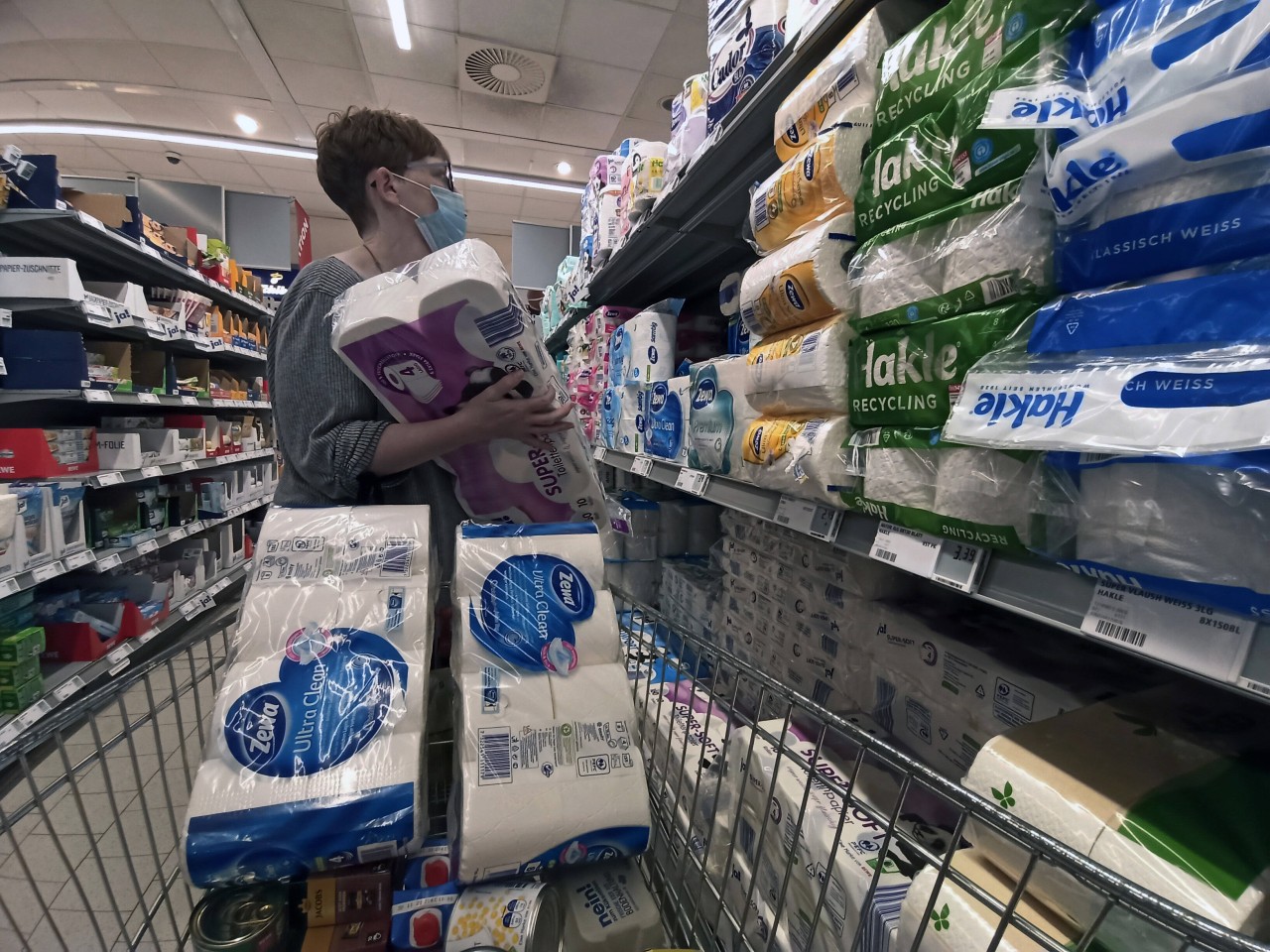 Kunden von Aldi, Lidl und Co. müssen sich erneut auf eine Klopapierkrise gefasst machen. (Symbolbild)