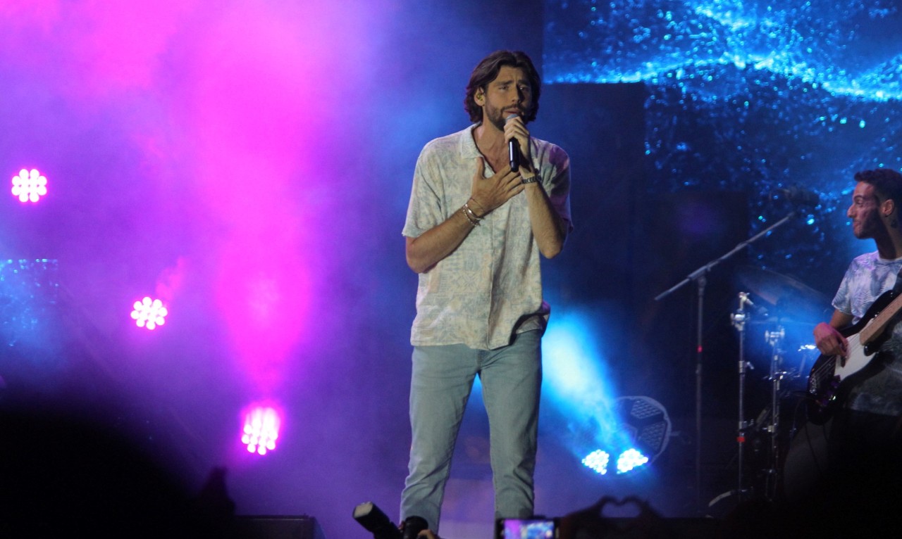 Bei seinem Konzert in Bochum schnappt sich Alvaro Soler plötzlich das Handy eines Fans. (Archivbild)