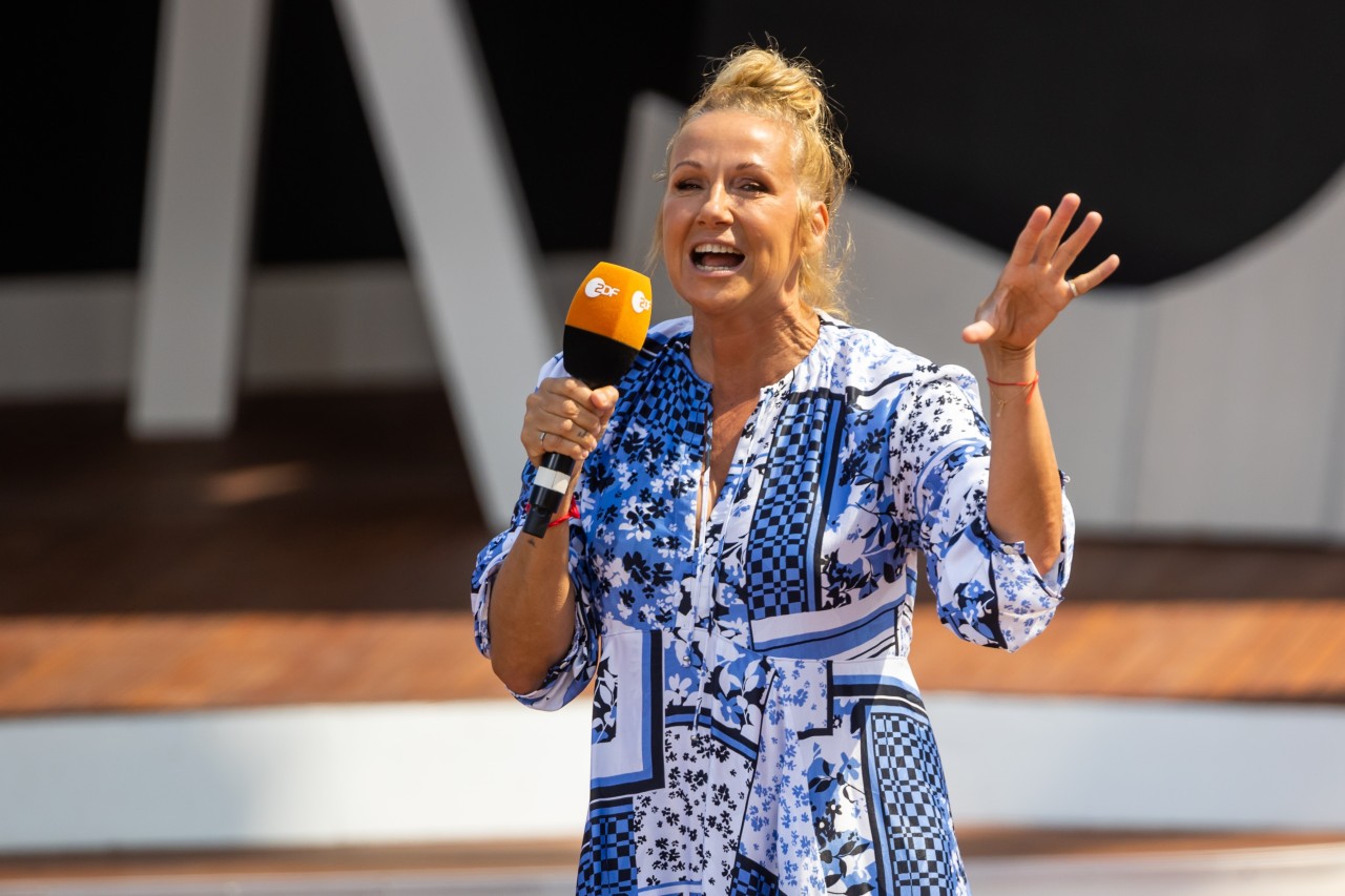 Andrea Kiewel geht im ZDF-„Fernsehgarten“ auf Kuschelkurs. (Archivfoto)