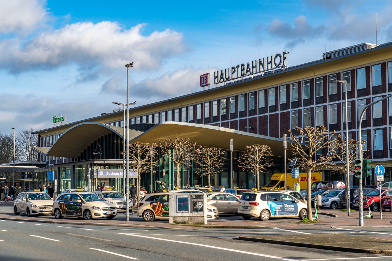 Bei einer Pfefferspray-Attacke am Hauptbahnhof in Bochum wurden elf Reisende verletzt. (Symbolbild) Bei einer Pfefferspray-Attacke am Hauptbahnhof in Bochum wurden elf Reisende verletzt. (Symbolbild)
