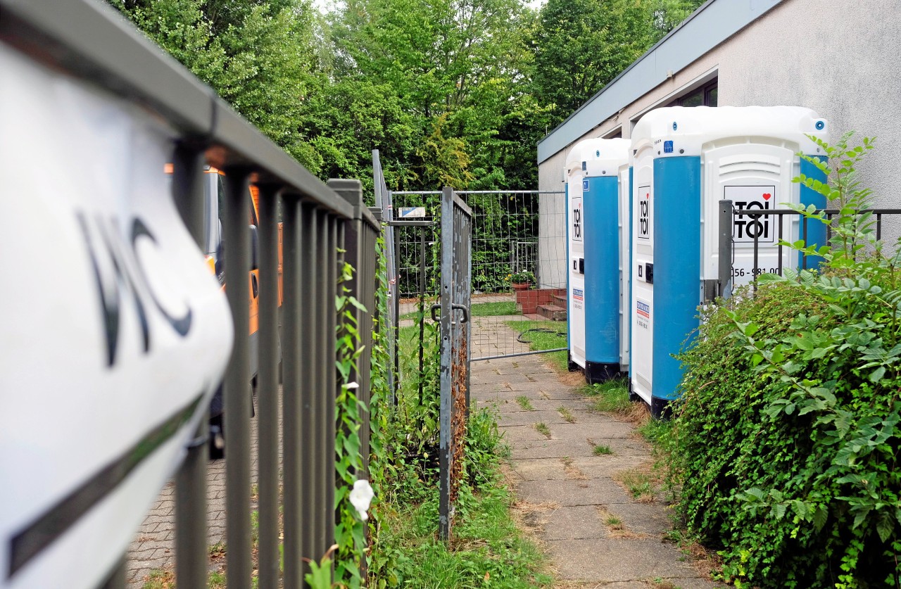 Bochum: Zwei Klos am Rande der Trauerhalle ersetzen auf dem Friedhof in Grumme die geschlossene Toilettenanlage.