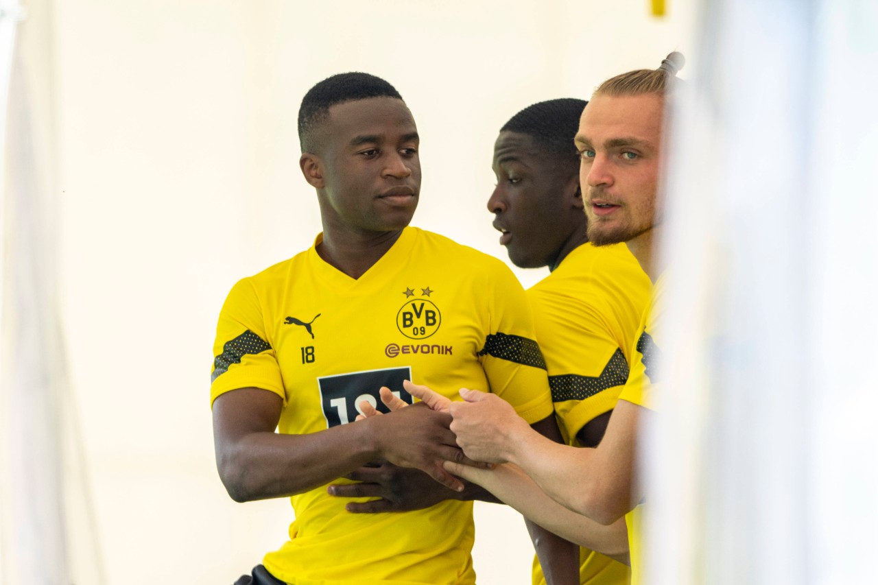 Borussia Dortmund: Bradley Fink (r.), hier mit Youssoufa Moukoko, verlässt den BVB. 