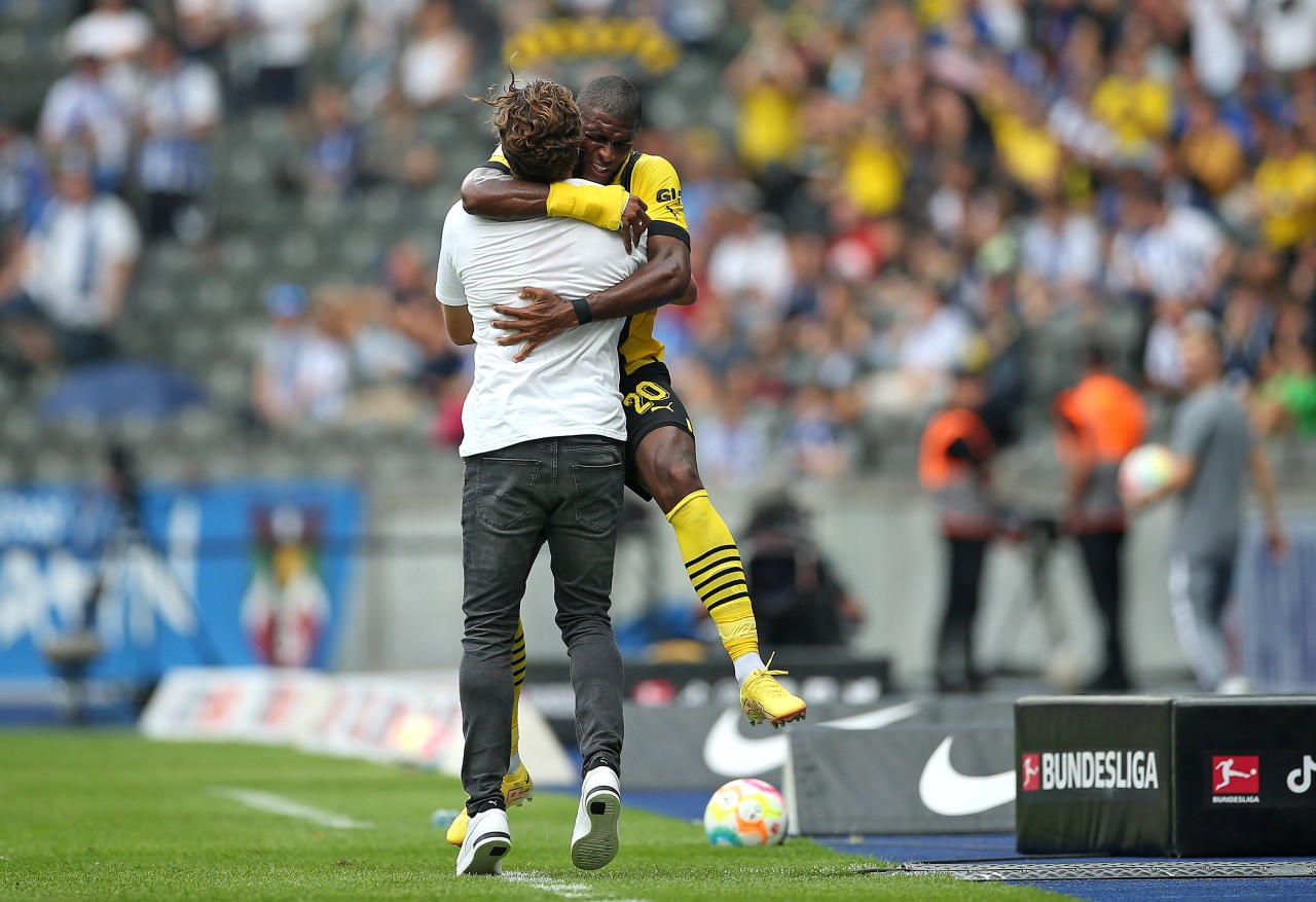 Borussia Dortmund: Nach seinem Tor jubelte Anthony Modeste gemeinsam mit Edin Terzic.