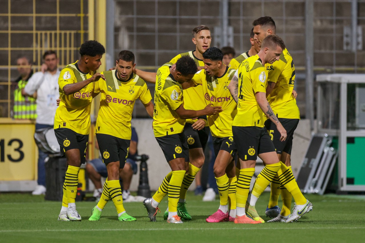 Borussia Dortmund gewinnt mit 3:0 gegen 1860 München.