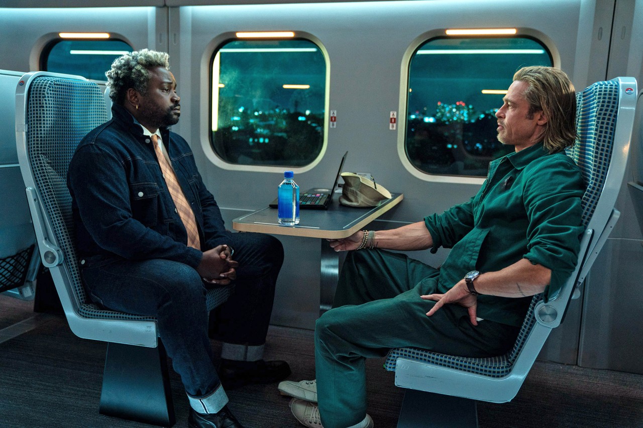 Brad Pitt und Co-Star Brian Tyree Henry (l.) glänzen in „Bullet Train“ im unterhaltsamen Zusammenspiel.