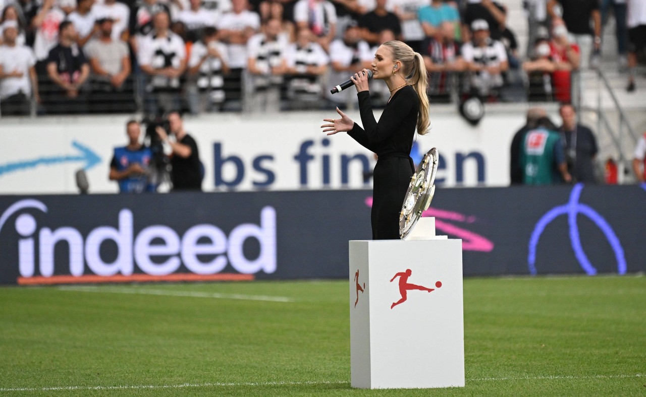 Carolin Niemczyk sang beim Bundesliga-Eröffnungsspiel die Nationalhymne. Carolin Niemczyk sang beim Bundesliga-Eröffnungsspiel die Nationalhymne.