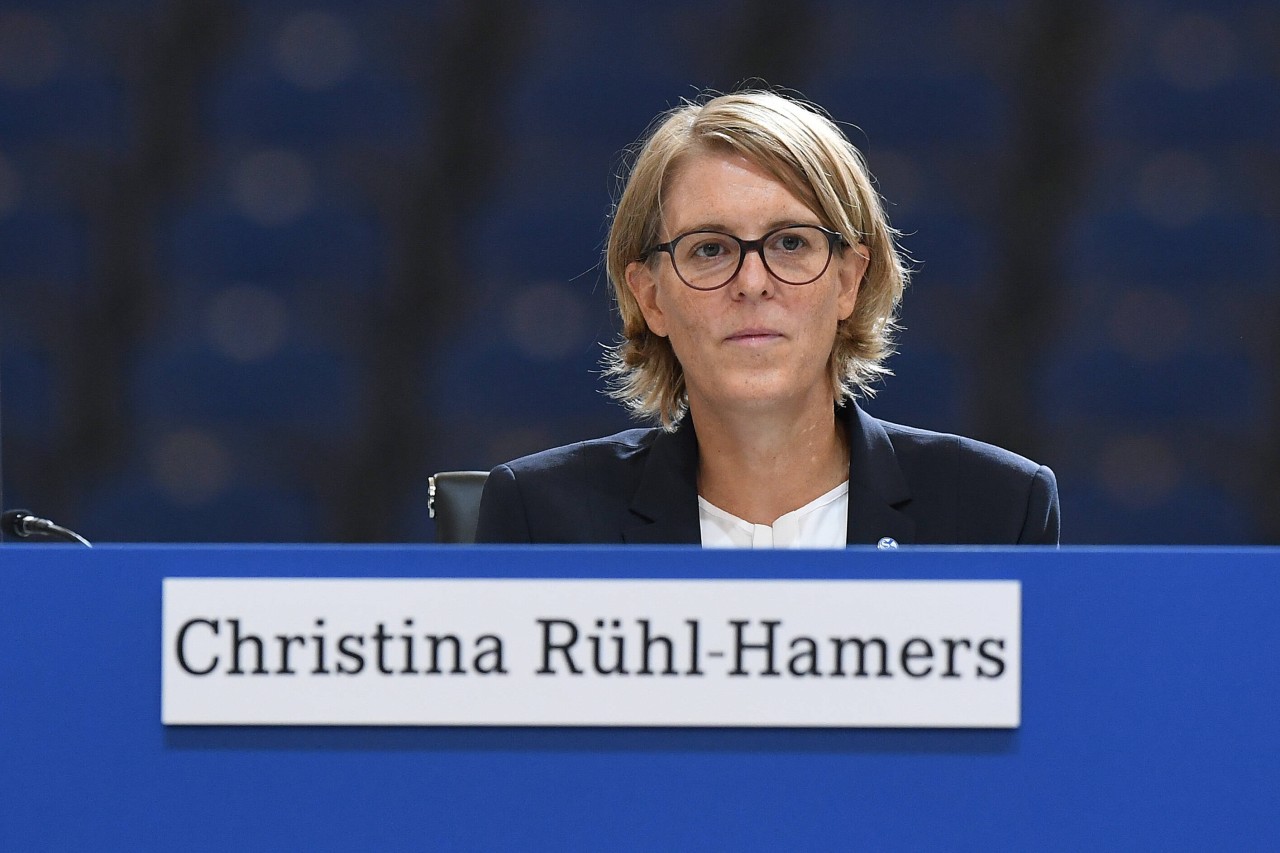Finanz-Vorständin Christina Rühl-Hamers freut sich über Rouven Schröder.