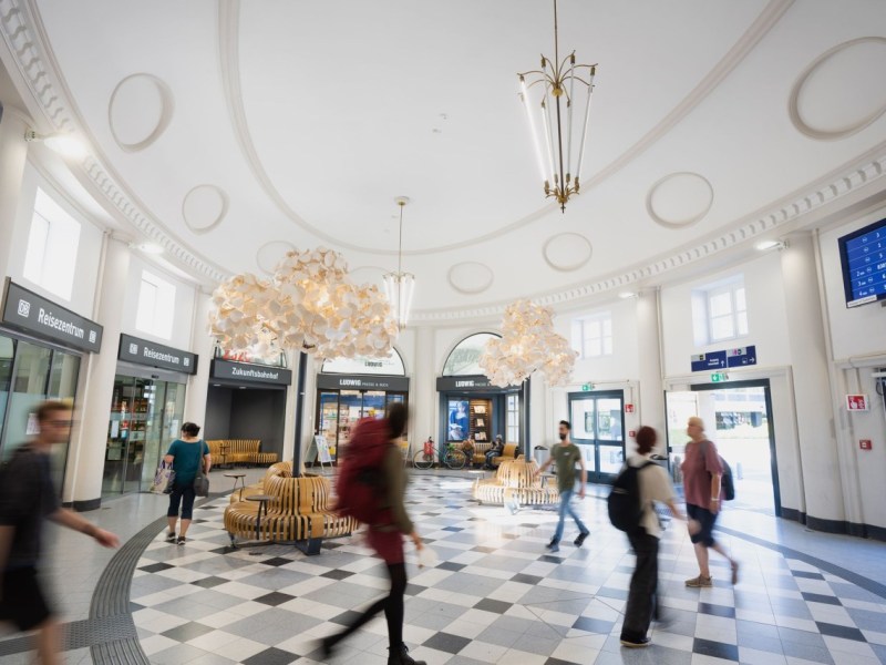 Stilvoll, hell und modern: Reisende gehen durch die Bahnhofsvorhalle des Coburger Bahnhofs.