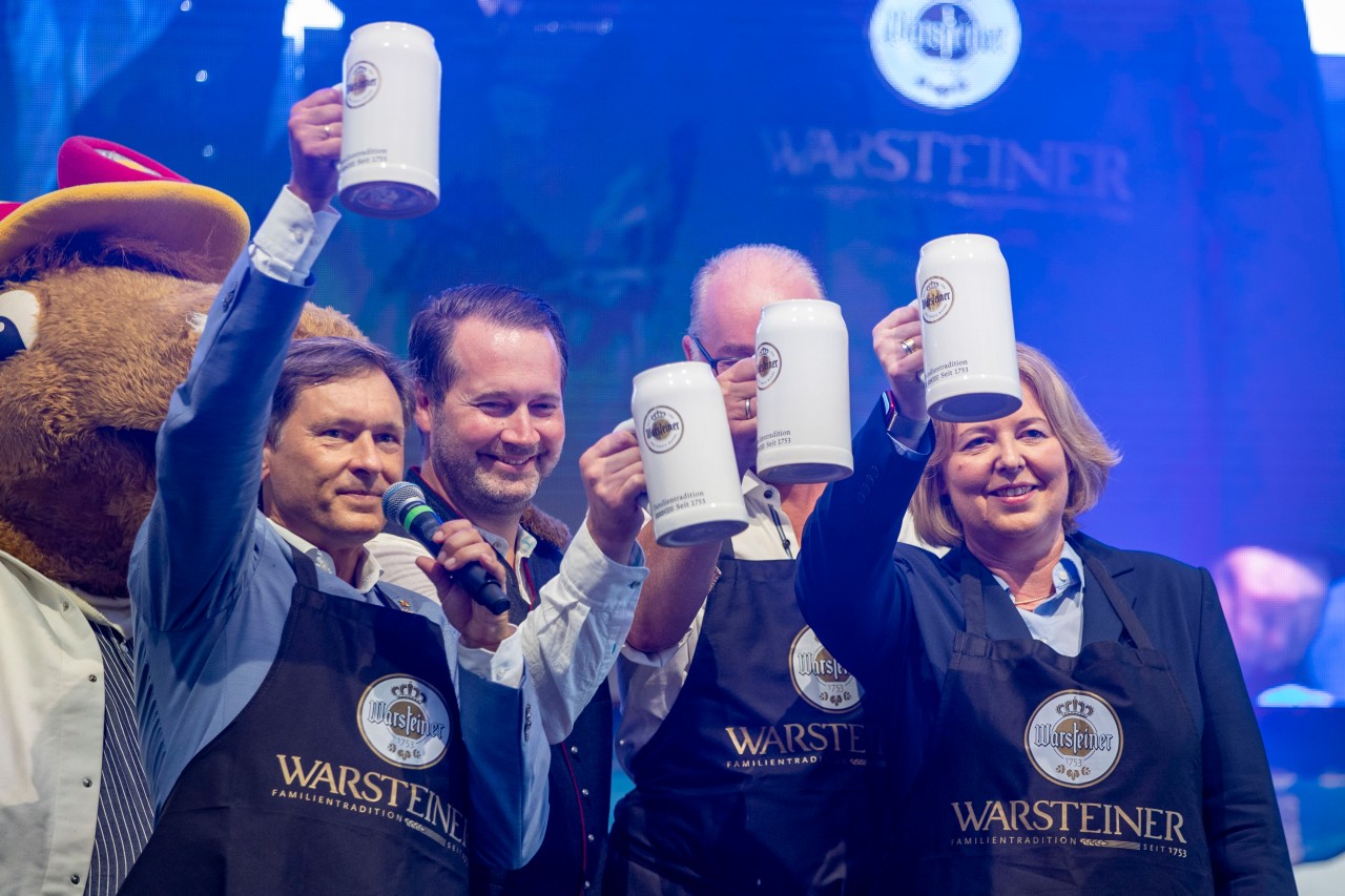 Cranger Kirmes: Frank Dudda (links), Oberbürgermeister von Herne, und Bundestagspräsidentin Bärbel Bas mit Vertretern der Brauereien bei der Eröffnungsfeier.