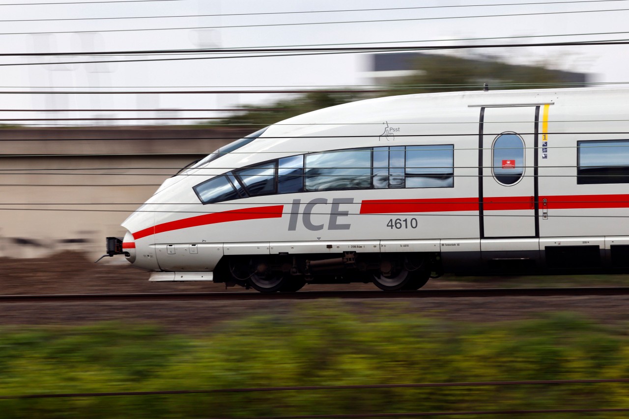 Deutsche Bahn: Eine Frau wurde von einem ICE überrascht und landete im Krankenhaus. (Symbolbild)