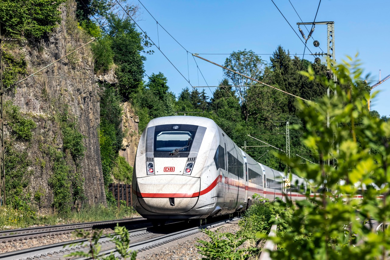 Deutsche Bahn: In NRW haben sich Kinder auf den ICE-Gleisen in Lebensgefahr begeben. (Symbolbild) Deutsche Bahn: In NRW haben sich Kinder auf den ICE-Gleisen in Lebensgefahr begeben. (Symbolbild)