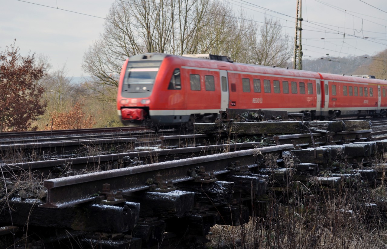 Deutsche Bahn in NRW: Auf dem Weg von Iserlohn nach Schwerte wurde ein 19-Jähriger von zwei Unbekannten in einer Regionalbahn angegriffen und verprügelt. (Symbolbild)