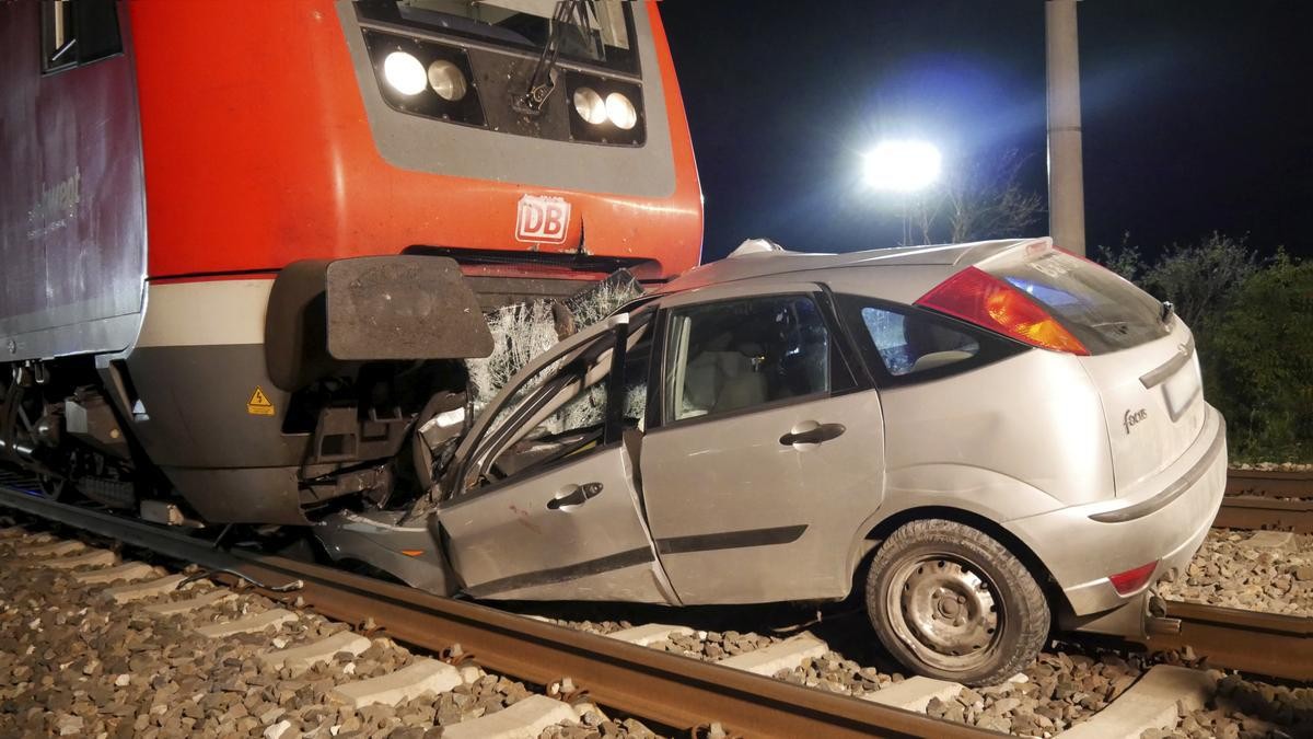 Ein Zug der Deutsche Bahn kollidierte mit einem Auto, das mitten auf den Gleisen stand.