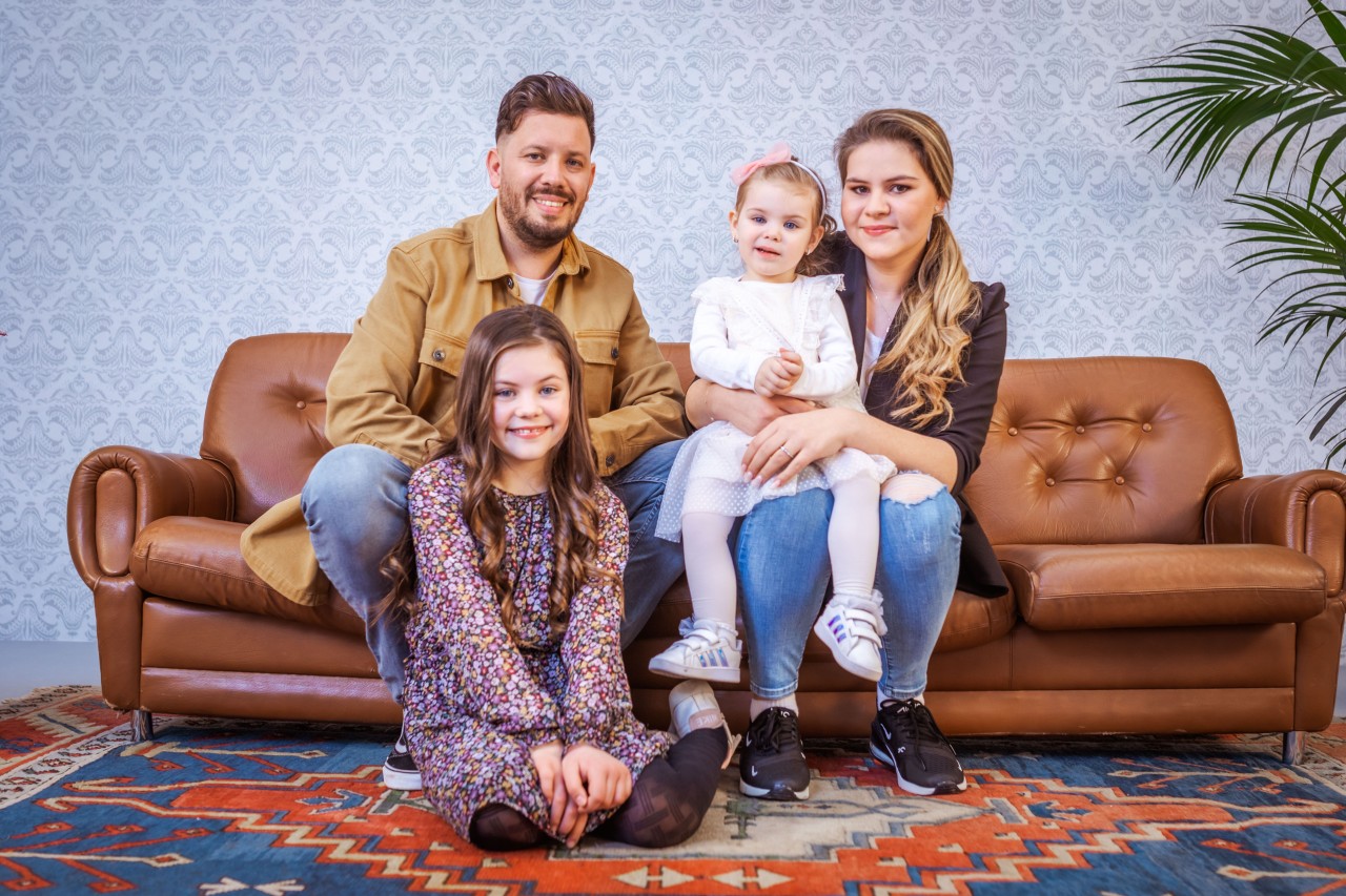 „Die Wollnys“-Star Sylvana mit ihrem Verlobten Florian und den Töchtern Celina (l.) und Anastasia.
