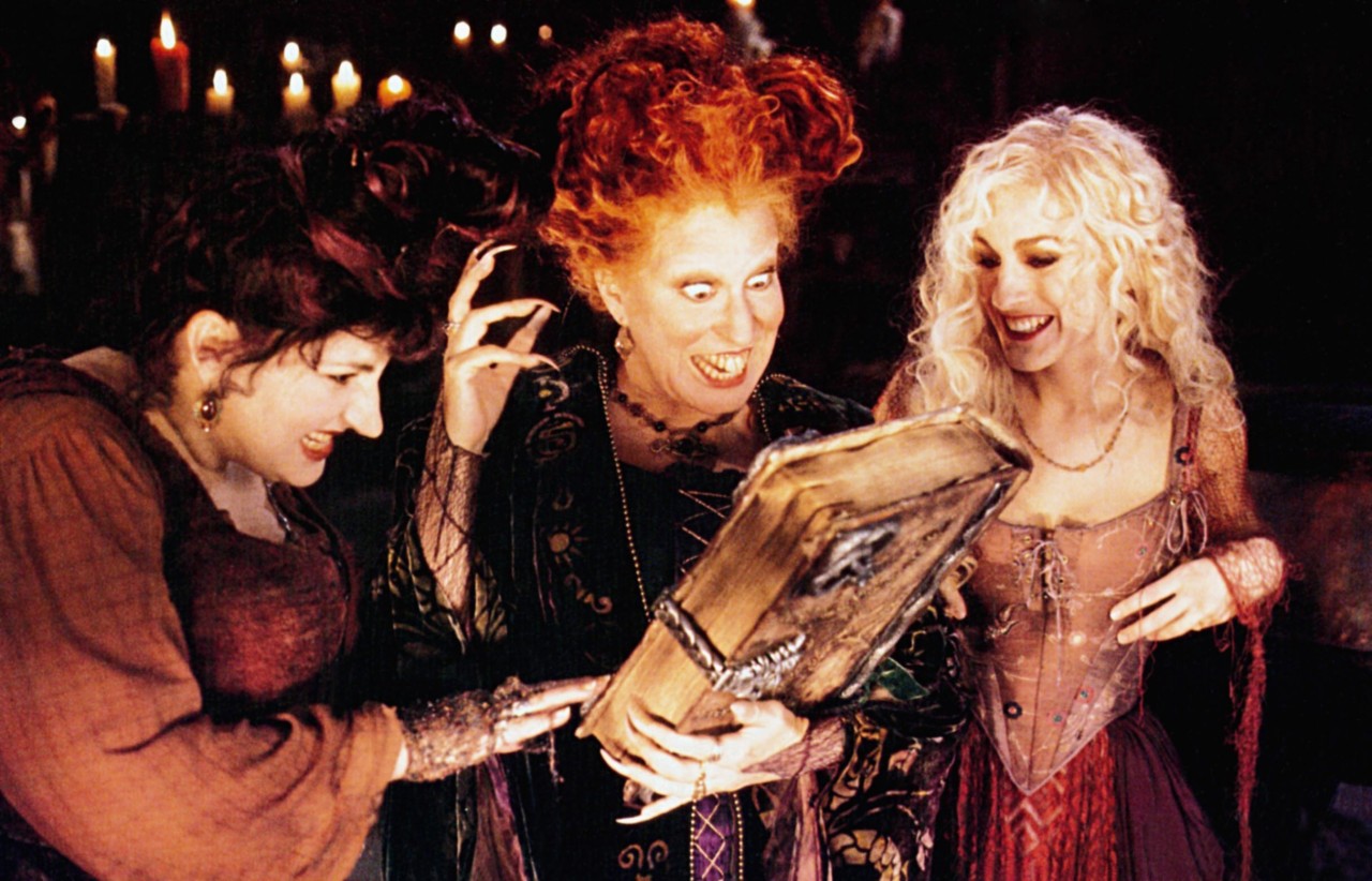 Disney+ bringt „Hocus Pocus“ mit einer Fortsetzung zurück. Die Hexen bleiben aber die Selben. Disney+ bringt „Hocus Pocus“ mit einer Fortsetzung zurück. Die Hexen bleiben aber die Selben.