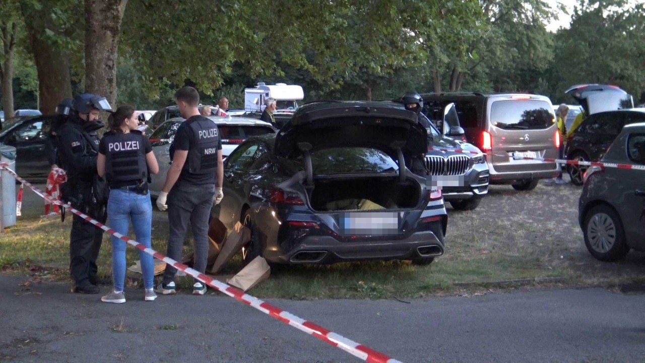 Dortmund: Auf dem Parkplatz des Signal Iduna Parks sorgte ein Auto für eine schlimme Befürchtung!