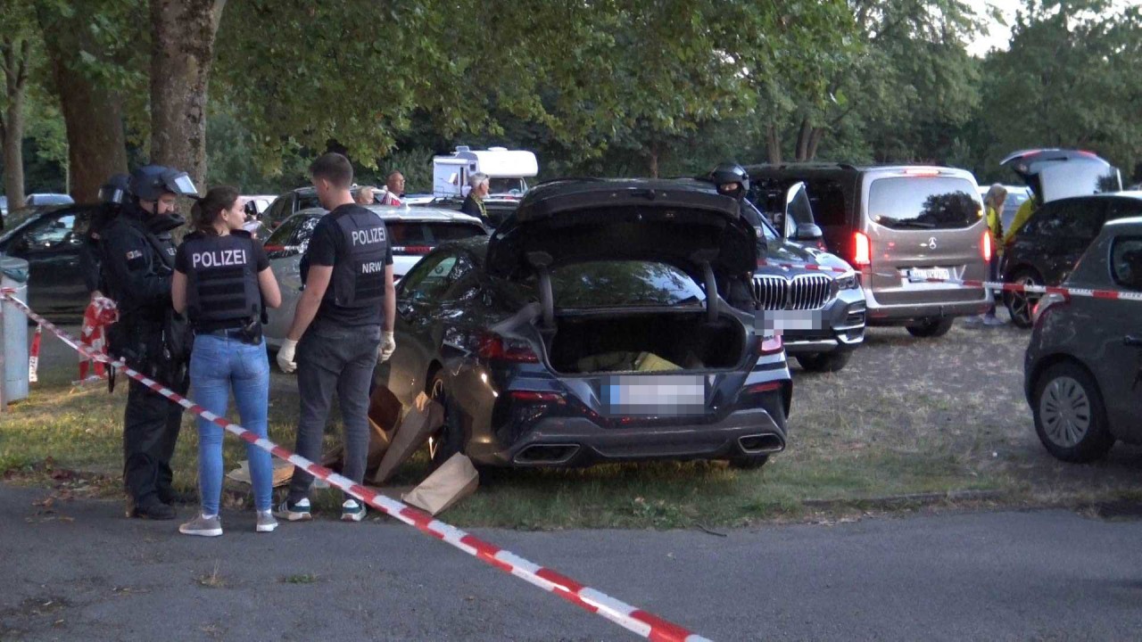 Dortmund: Auf dem Parkplatz des Signal Iduna Parks sorgte ein Auto für eine schlimme Befürchtung! Dortmund: Auf dem Parkplatz des Signal Iduna Parks sorgte ein Auto für eine schlimme Befürchtung!