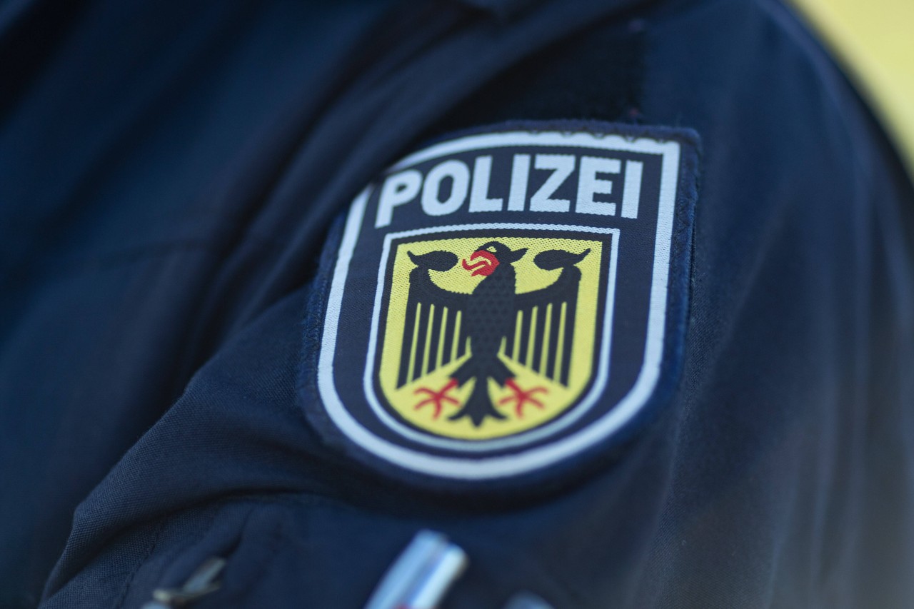 Dortmund: Die Bundespolizei hat einen Jugendlichen aus dem Zugverkehr gezogen. Er hatte einen verdächtigen Gegenstand bei sich. (Symbolfoto)