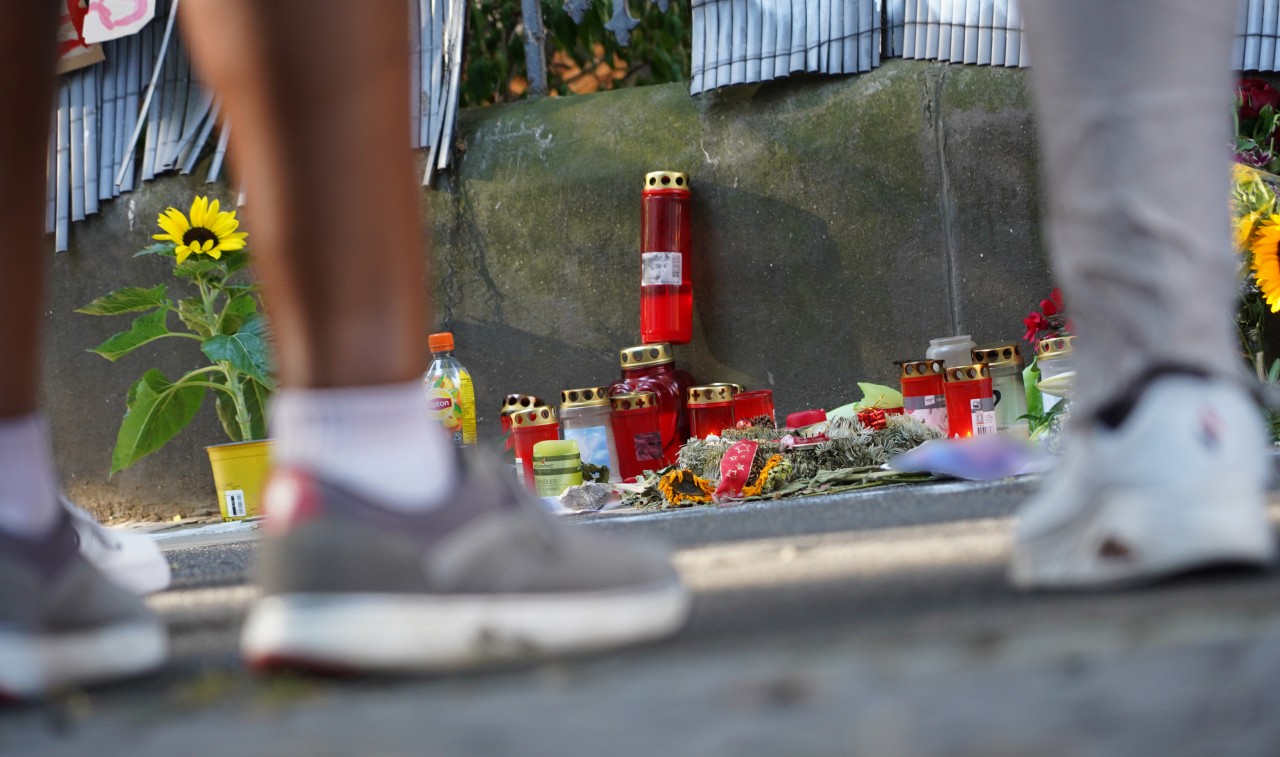 Große Trauer in Dortmund: Viele Menschen zünden Kerzen an für den erschossenen 16-Jährigen. 