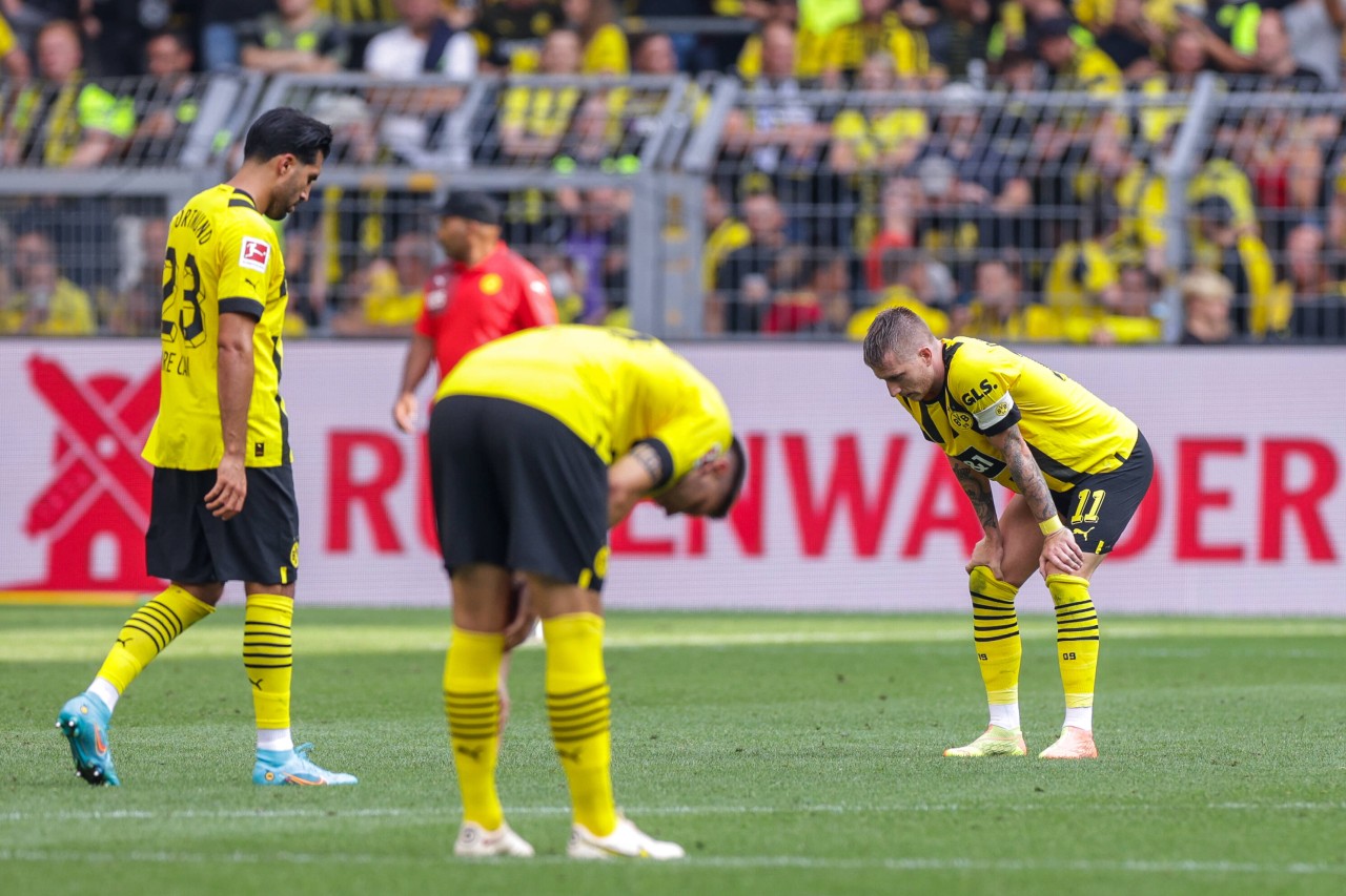 Ratlos schauten die Spieler des BVB nach Dortmund – Bremen zu Boden. 