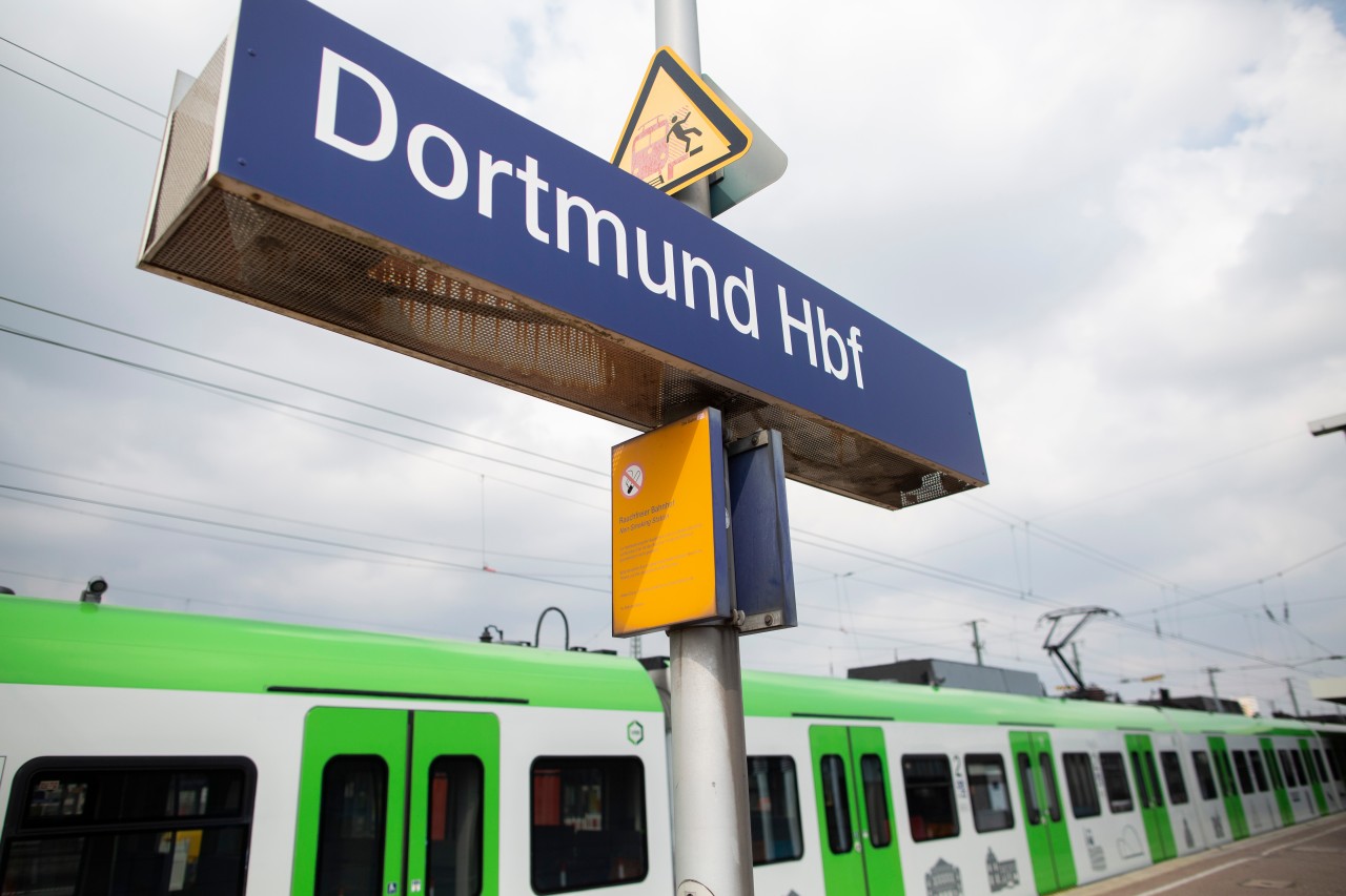 Am Samstagmorgen hat ein Passagier einen Mitarbeiter am Dortmunder Hauptbahnhof aus Frust am Bahn-Chaos getreten. (Symbolbild)