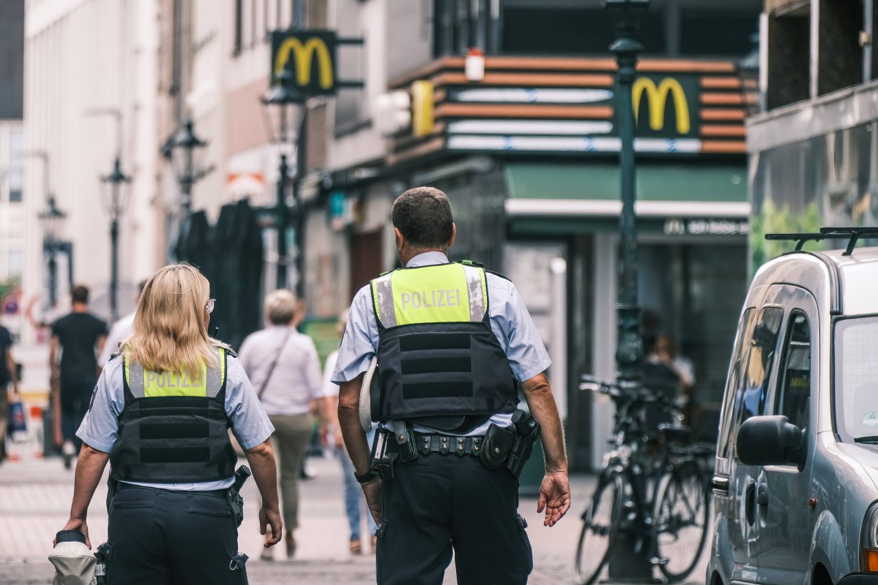 In der Altstadt von Düsseldorf bekommt es die Polizei immer öfter mit Messern zu tun.