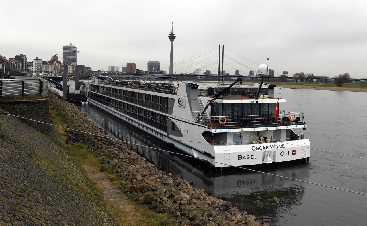 Düsseldorf: Das Hotelschiff „Oscar Wilde“, das als Unterkunft für Flüchtlinge genutzt wird, am Rheinufer. Eine Ukrainerin soll im März vergewaltigt worden sein. Zwei Verdächtige müssen sich nun vor Gericht verantworten.