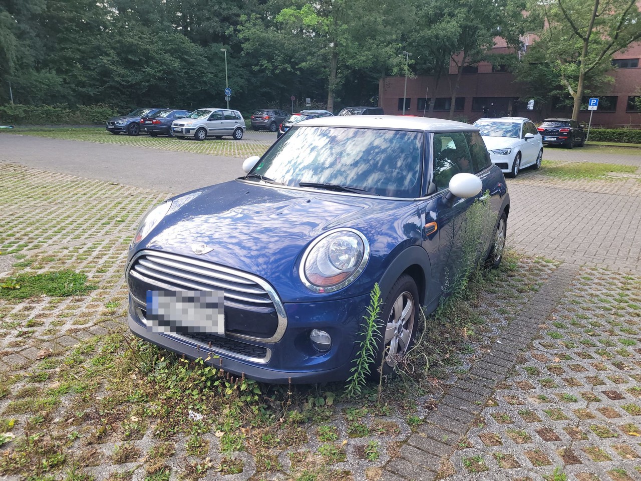 In Duisburg werfen verlassene Autos Rätsel auf. 