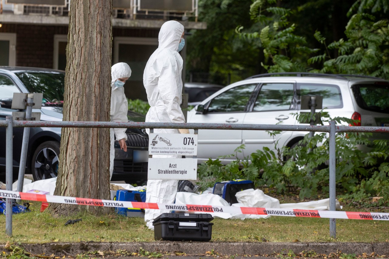 Mitarbeiter der Spurensicherung am Tatort in Duisburg. 