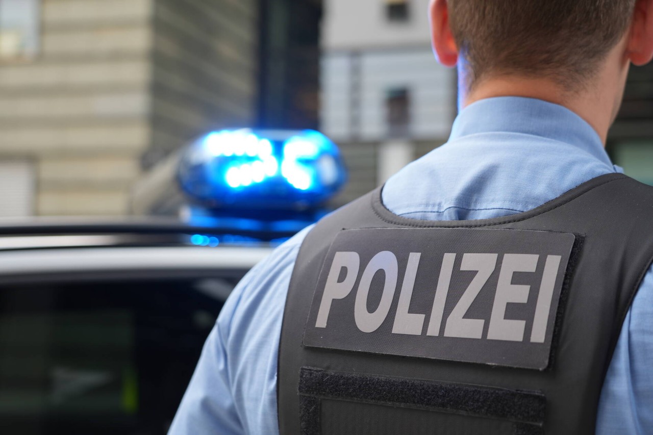 Die Polizei warnt im Raum Duisburg vor fiesen Betrügern. (Symbolbild)
