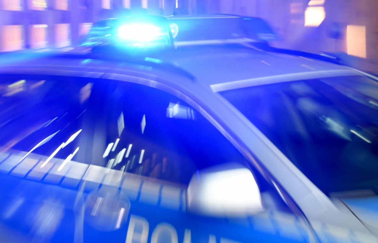 In Duisburg hat eine Frau während einer Autofahrt eine Schneise der Verwüstung hinterlassen. (Symbolbild)