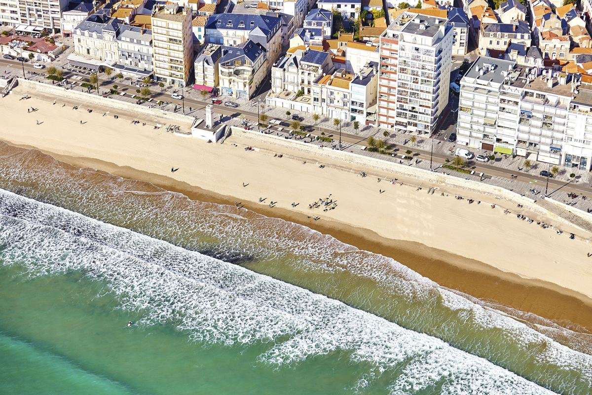 Entlang der Biskaya gibt es lange Sandstrände - Les Sables d·Olonne bildet da keine Ausnahme. Foto: Alexandre Lamoureux/Vendee Expansion/dpa-tmn