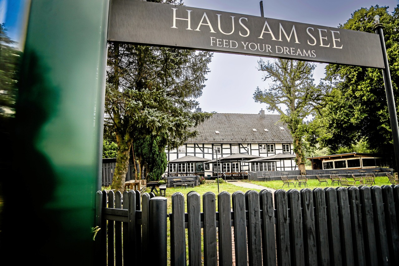 Neues Namensschild, jetzt endlich wieder geöffnet: das „Haus am See“ am Baldeneysee in Essen. Neues Namensschild, jetzt endlich wieder geöffnet: das „Haus am See“ am Baldeneysee in Essen.