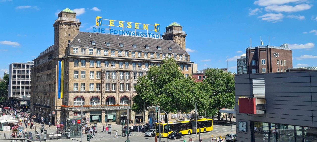 Essen: Den Handelshof am Hauptbahnhof ziert momentan nicht mehr der Spruch „Die Einkaufsstadt“. Für eine Bewohnerin dürfte das ihr Argument unterstreichen.